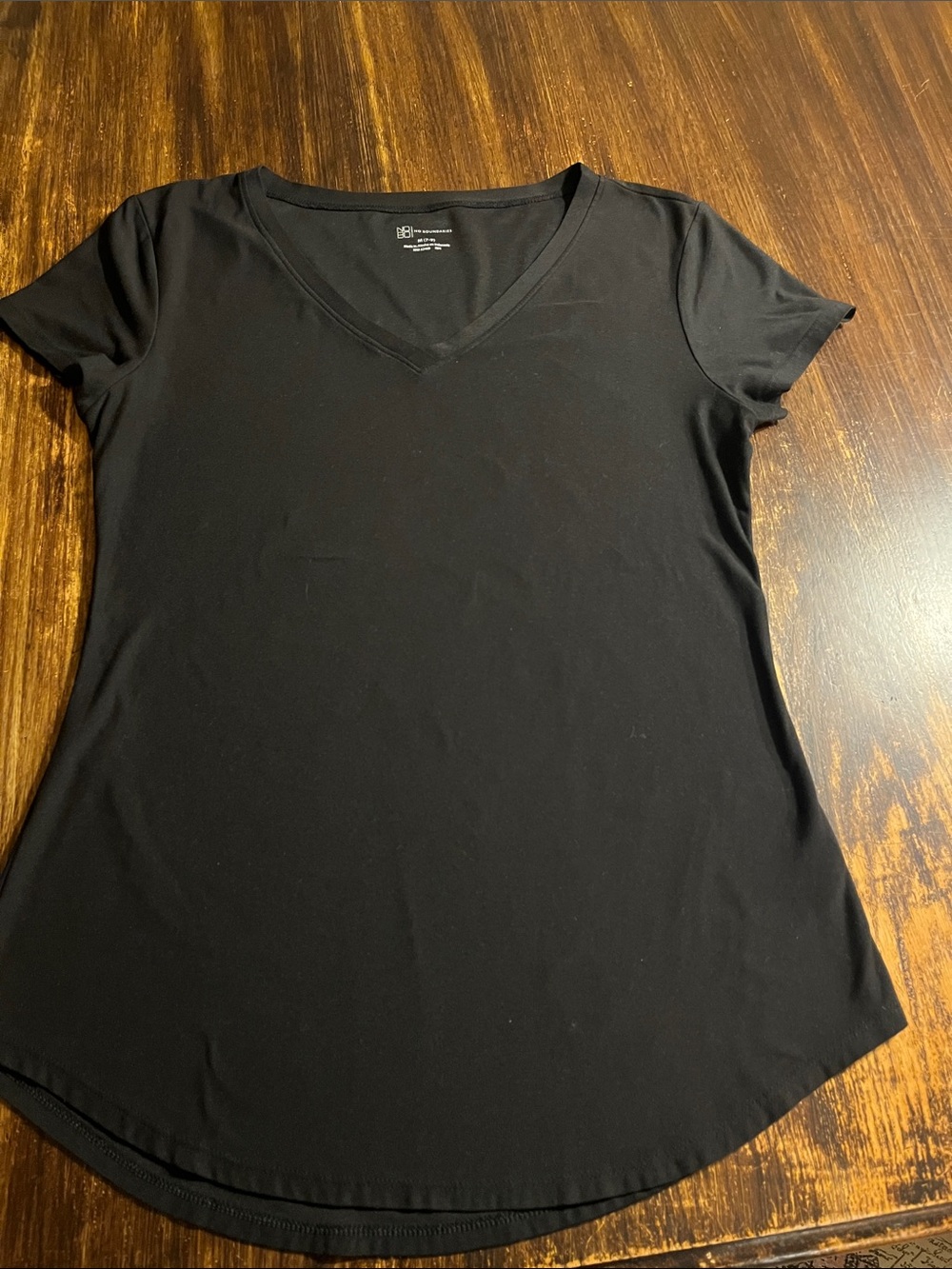 No Boundaries Black V-Neck Short Sleeve Tee